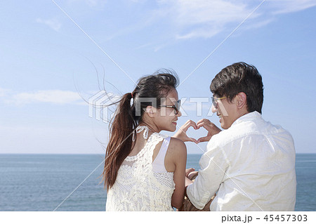 couple by the sea couple by the sea 45457303