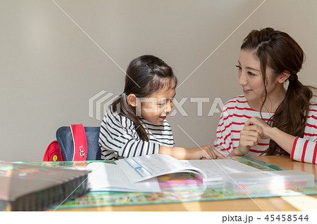 女の子、親子、子供部屋、勉強、宿題 女の子、親子、子供部屋、勉強、宿題 45458544