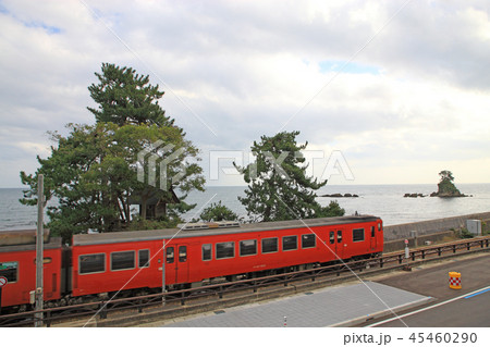 雨晴海岸義経岩・義経社と女岩と氷見線 45460290