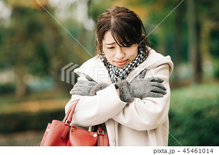 コートを着た日本人女性　寒い　寒気　悪寒　冷え症 45461014
