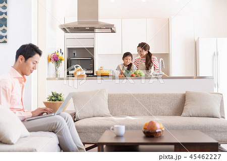 家族、親子、笑顔、子供、ソファ 45462227