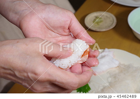 握り寿司を作っているところ 握り寿司を作っているところ 45462489