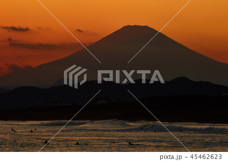湘南の風景　茅ヶ崎海岸　富士山　シルエット 45462623