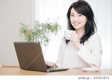 ビジネスウーマン  パソコンと女性 45462875
