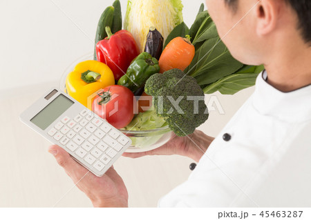 電卓を持つシェフ男性 45463287