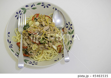 Spaghetti tuna lunch on holiday. The food we like. 45463535