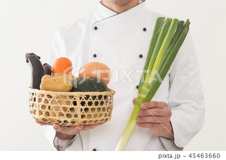 野菜を持つシェフ男性 野菜を持つシェフ男性 45463660
