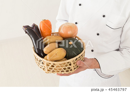 野菜を持つシェフ男性 野菜を持つシェフ男性 45463797