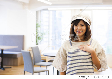 カフェ　レストラン　女性　若い女性　人物　経営者　オーナー　飲食店　店員　アルバイト　パート　　 45463801