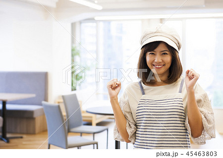 カフェ　レストラン　女性　若い女性　人物　経営者　オーナー　飲食店　店員　アルバイト　パート　　 45463803