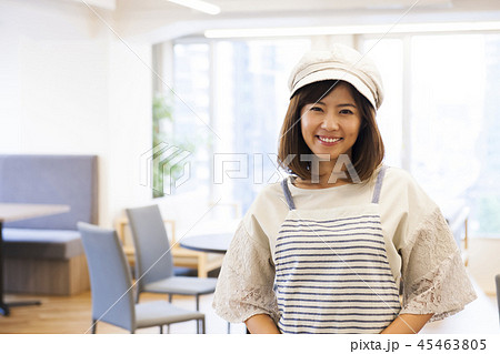 カフェ レストラン 女性 若い女性 人物 経営者 オーナー 飲食店 店員 アルバイト パート カフェ レストラン 女性 若い女性 人物 経営者 オーナー 飲食店 店員 アルバイト パート 45463805