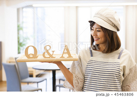 カフェ レストラン 女性 若い女性 Q A 質問 人物 経営者 飲食店 店員 アルバイト パート の写真素材