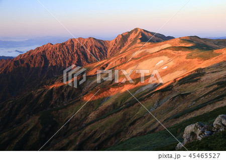 東北飯豊連峰 飯豊山山頂直下本山小屋の朝 朝陽に映える大日岳の雄姿と稜線 東北飯豊連峰 飯豊山山頂直下本山小屋の朝 朝陽に映える大日岳の雄姿と稜線 45465527