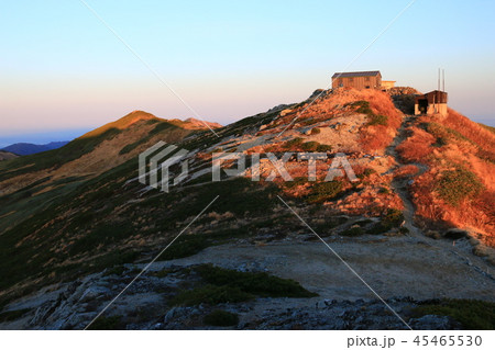 東北飯豊連峰　飯豊山山頂直下本山小屋の朝　朝陽に映える飯豊山山頂と本山小屋 45465530
