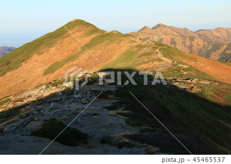 東北飯豊連峰　飯豊山山頂直下本山小屋の朝　朝陽に映える飯豊山山頂と北股岳の雄姿 45465537