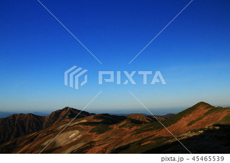 東北飯豊連峰 飯豊山山頂直下本山小屋の朝 朝陽に映える飯豊山山頂と大日岳の雄姿 東北飯豊連峰 飯豊山山頂直下本山小屋の朝 朝陽に映える飯豊山山頂と大日岳の雄姿 45465539