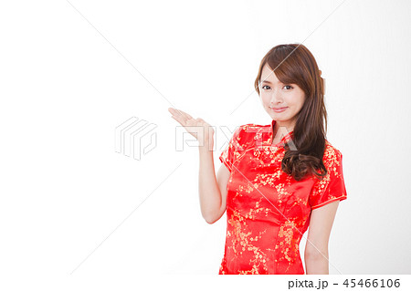 チャイナドレスの女性 45466106