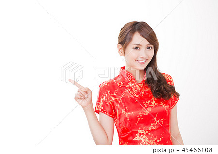チャイナドレスの女性 45466108