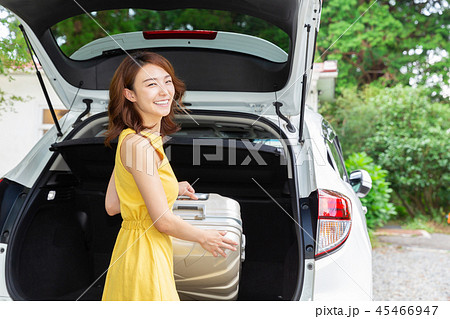 女性と自動車　荷台 45466947