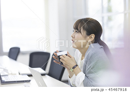 女性　冷え性　体調不良イメージ 45467918