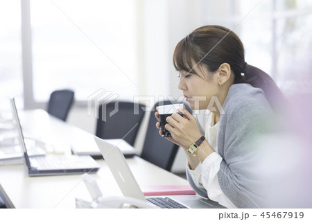 女性　冷え性　体調不良イメージ 45467919