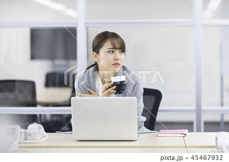 女性　冷え性　体調不良イメージ 45467932