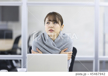 女性 冷え性 体調不良イメージ 女性 冷え性 体調不良イメージ 45467942