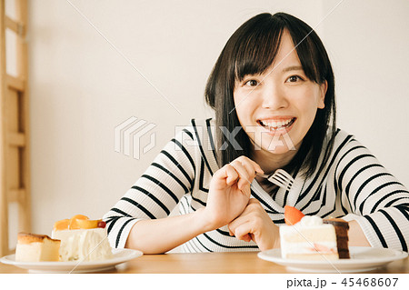 ケーキをたくさん食べる若い日本人女性 ケーキをたくさん食べる若い日本人女性 45468607