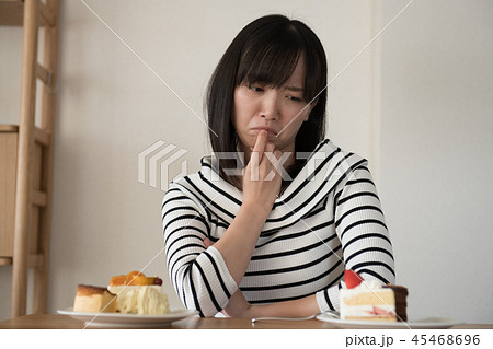 ダイエット中にケーキを我慢する若い日本人女性 45468696