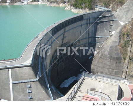 雪の黒部ダム（上から） 45470350
