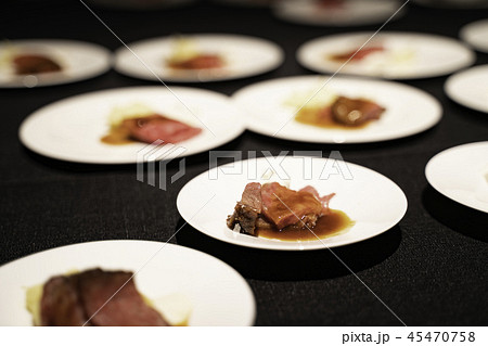 パーティーシーン 立食パーティーに並ぶ料理の写真素材