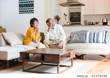シニア 夫婦 家 リビング 45478296