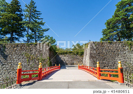 鶴ヶ城　石垣と廊下橋 45480651