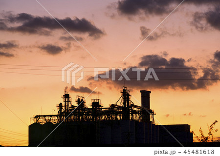 <工場夕景>　工場　夕日　船見 45481618