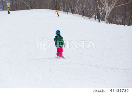 スノーボードをする子供（女の子） 45481786