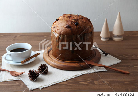 パネットーネ イタリアのケーキ コーヒー テーブル セッティング 45483852