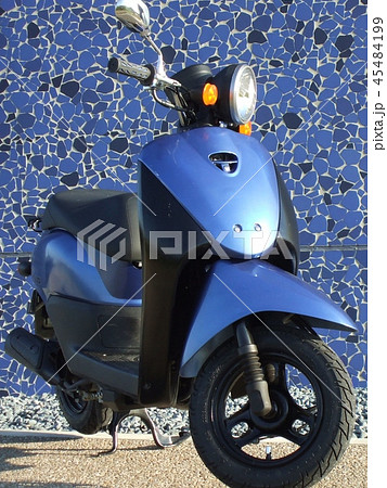 青いバイク　オートバイ　原付　 45484199