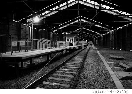 秋の奥羽本線・紅葉の中の峠駅 秋の奥羽本線・紅葉の中の峠駅 45487550