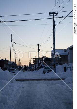 早朝の住宅街 45487813