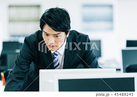 ビジネスマン　オフィス内 45489245