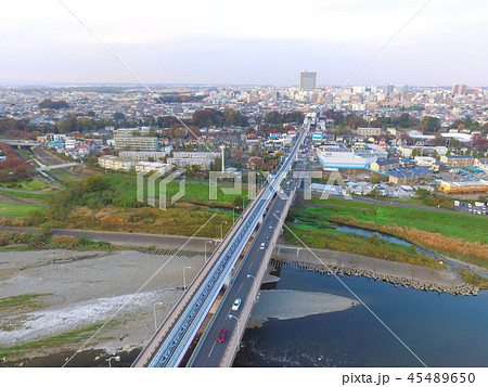 多摩川に架かる 立日橋 多摩都市モノレール線 ドローンで空撮 東京都日野市 の写真素材