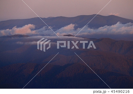 東北飯豊山 山頂直下本山小屋から 朝焼けに煙る 吾妻連峰 東北飯豊山 山頂直下本山小屋から 朝焼けに煙る 吾妻連峰 45490216