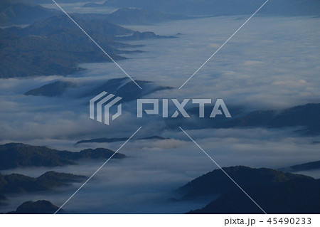 東北飯豊山 山頂直下本山小屋から 滝雲の下に眠る米沢と飯豊の街 東北飯豊山 山頂直下本山小屋から 滝雲の下に眠る米沢と飯豊の街 45490233