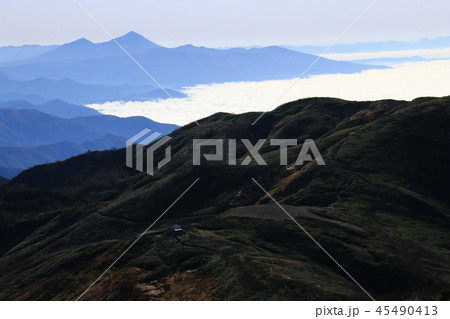 東北飯豊連峰　飯豊山山頂への道　三国岳稜線越しの磐梯山遠景 45490413