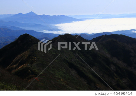東北飯豊連峰　飯豊山山頂への道　三国岳稜線越しの磐梯山遠景 45490414