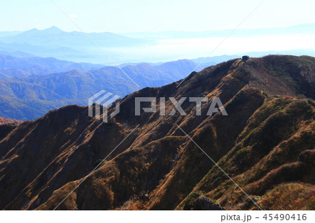 東北飯豊連峰 飯豊山山頂への道 三国小屋越しの磐梯山遠景 東北飯豊連峰 飯豊山山頂への道 三国小屋越しの磐梯山遠景 45490416