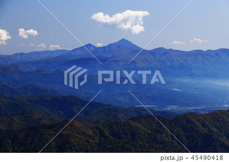 東北飯豊連峰 飯豊山山頂への道 紅葉の山並みと磐梯山遠景 東北飯豊連峰 飯豊山山頂への道 紅葉の山並みと磐梯山遠景 45490418