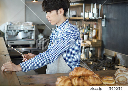 カフェで働くスタッフ 45490544
