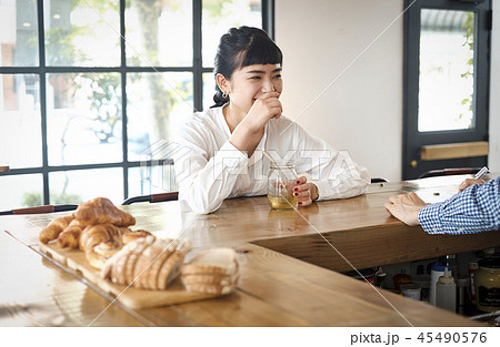 カフェでくつろぐ女性 カフェでくつろぐ女性 45490576