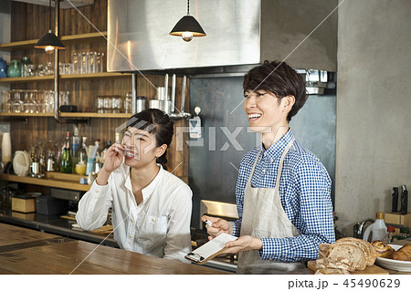 カフェで働くスタッフ カフェで働くスタッフ 45490629